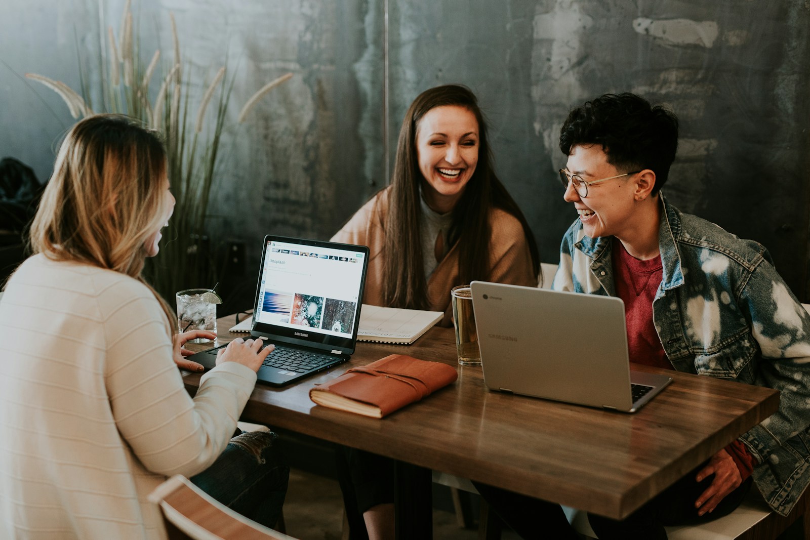 Équipe collaborant dans un espace de travail