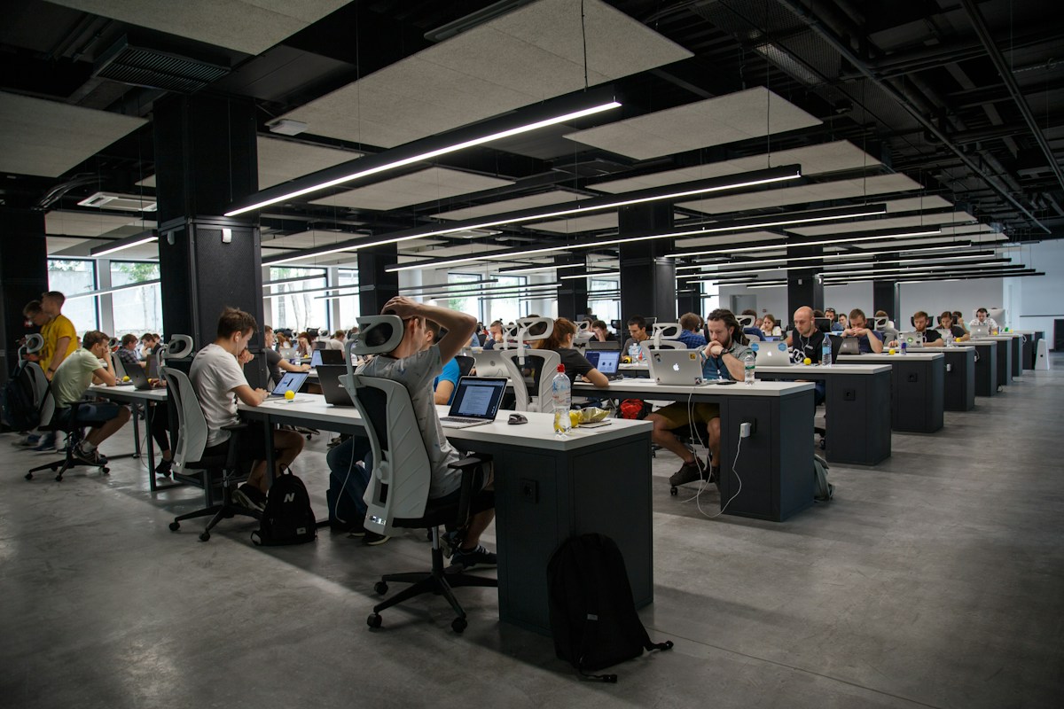 Collaborateurs partageant leurs idées
